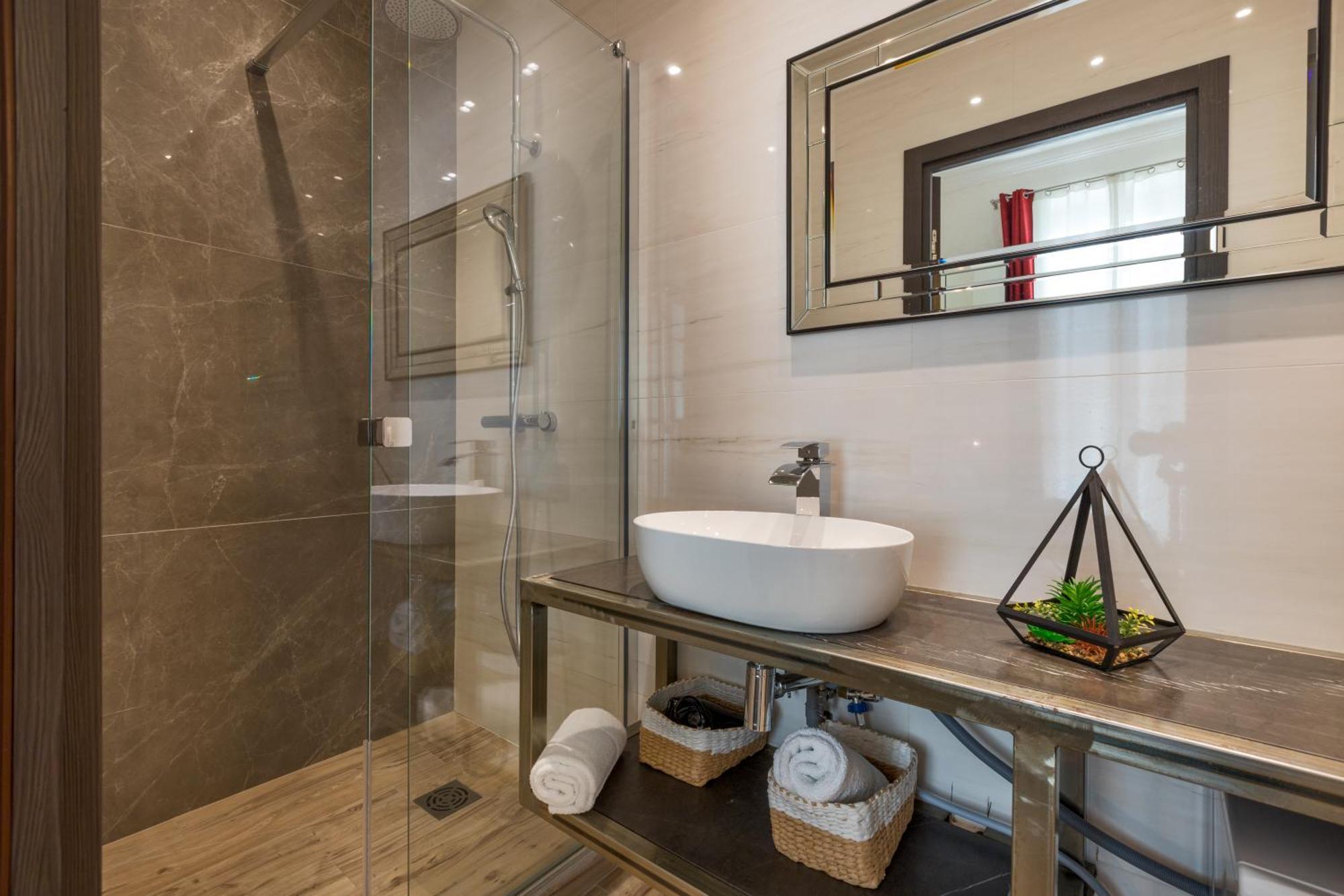 Apartment Montaigne - Luxurious - 350m Palais - Lra